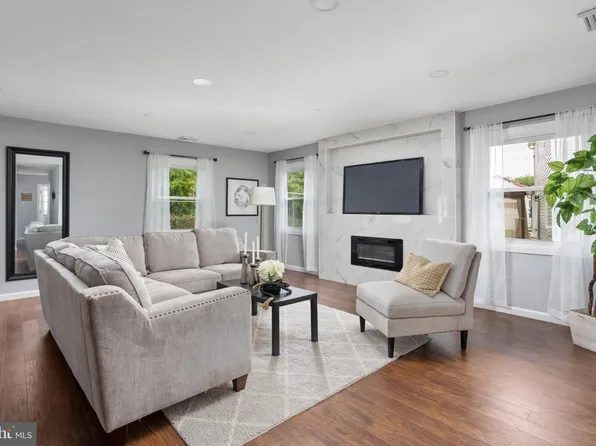 24 Express Ln, Willingboro, NJ 08046