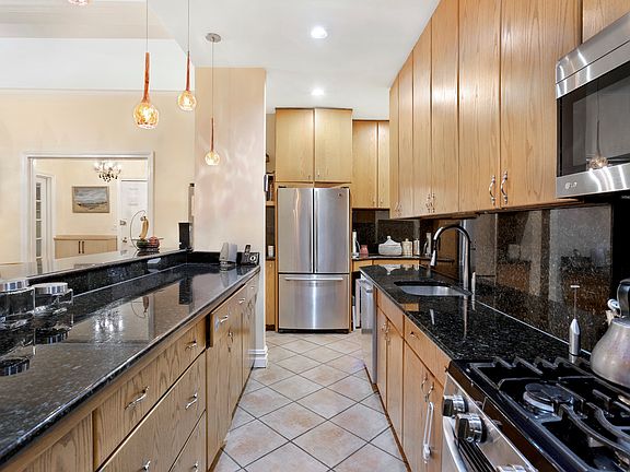 4th image of 322 W 72nd St #1B