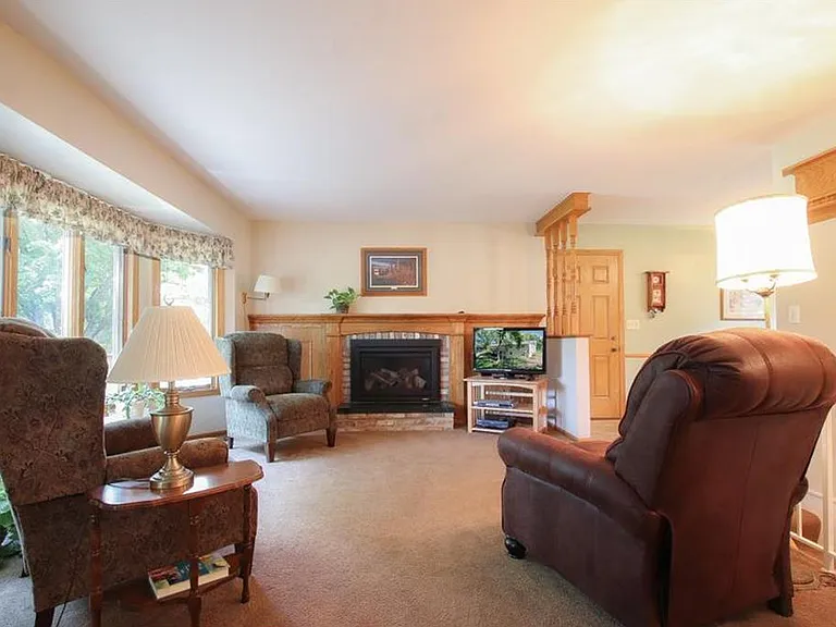 1335 Garland Ln N — Photo 9