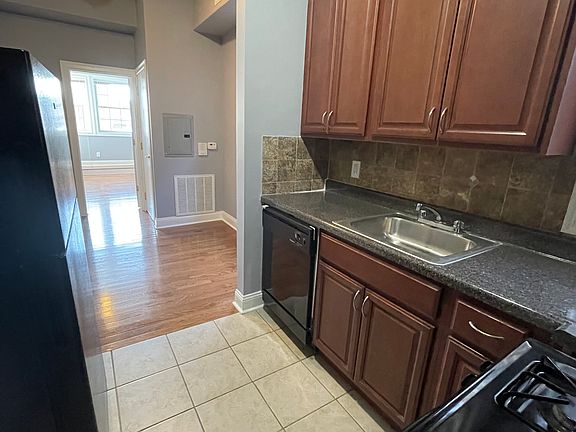 2nd image of 410 40th St #3B