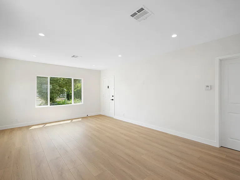 2521 Manhattan Ave — Photo 6