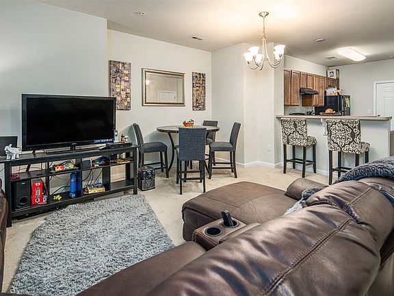 2nd image of 6 Iris Ln Unit 6