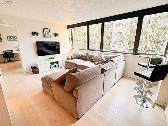 3rd image of 2020 SW Main St Unit 402
