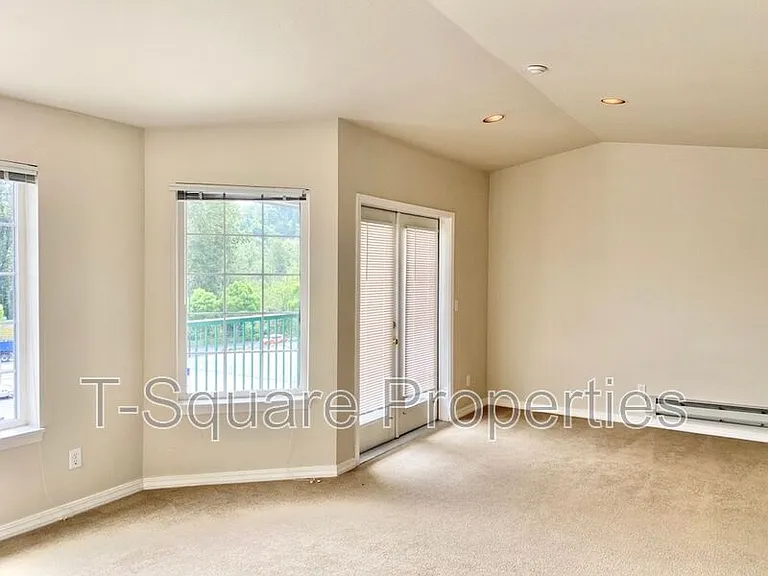 9525 NE 180th St #303 — Photo 4
