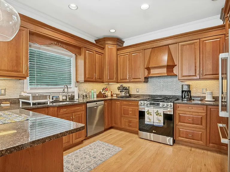 575 Washington Ave — Photo 15