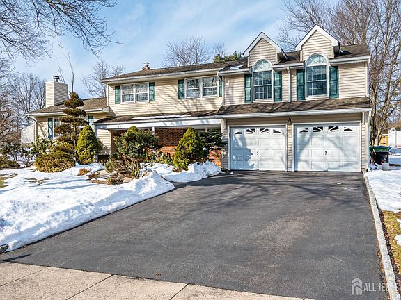 4th image of 19 Annette Dr