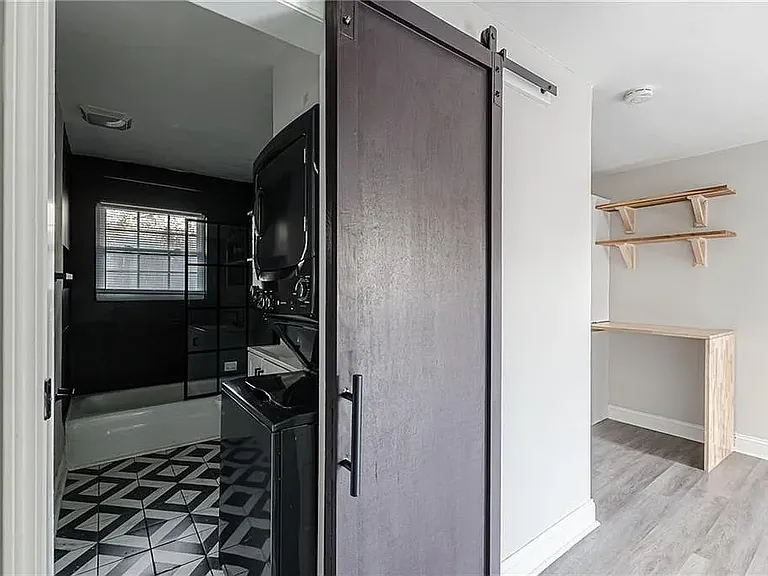 919 Hobson St SW #B — Photo 5