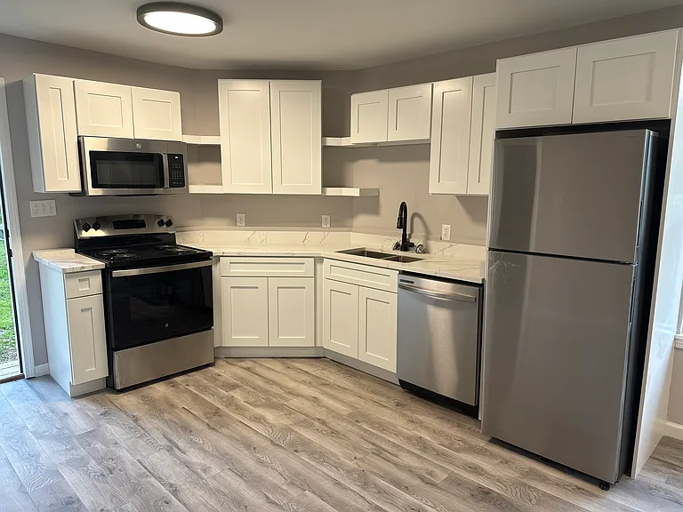 3015 W Brainerd St — Photo 2
