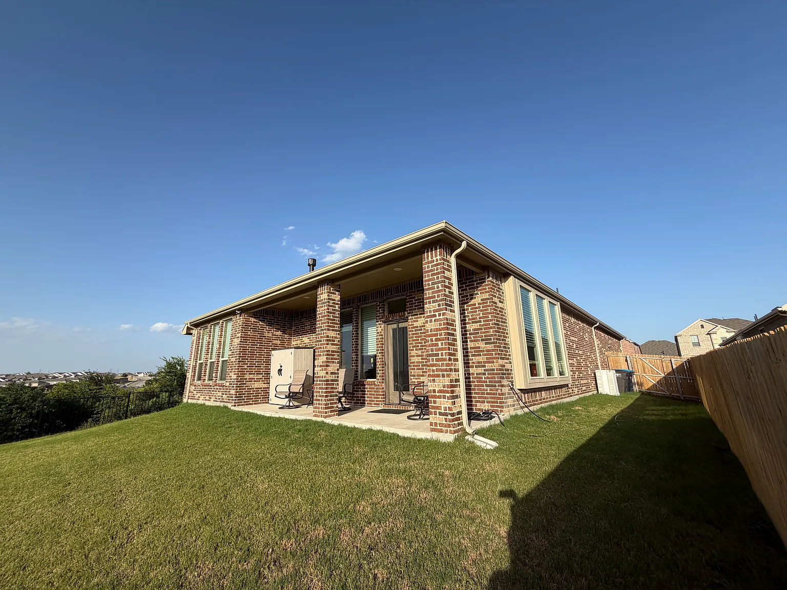 4 bed, 2342 sqft, $2,900 — Photo 3