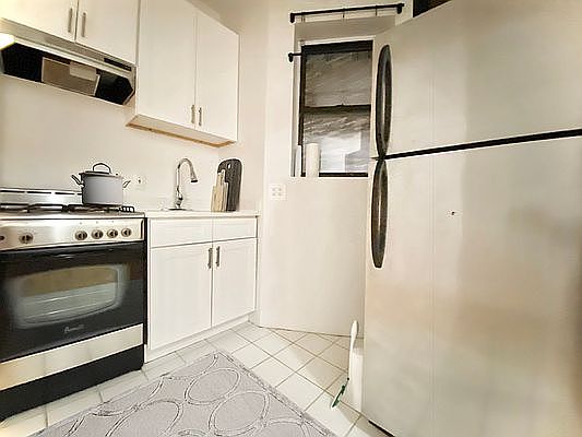 5th image of 320 W 49th St #5