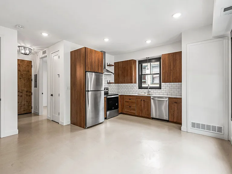 Laurel Apartments — Photo 36