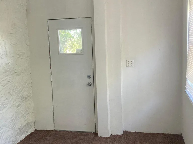 307 W 8th St — Photo 8