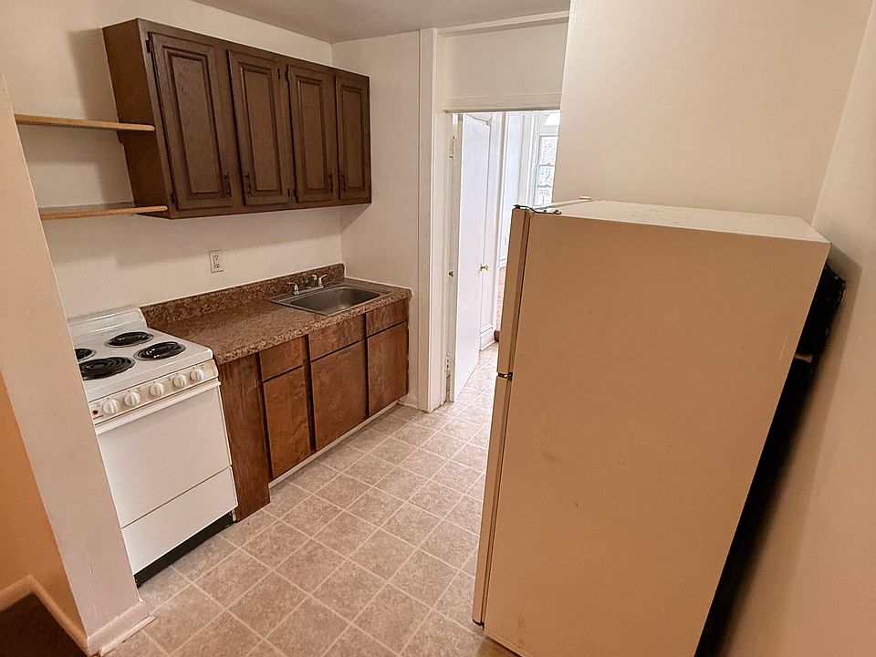 2nd image of 1021 E Main St APT 22