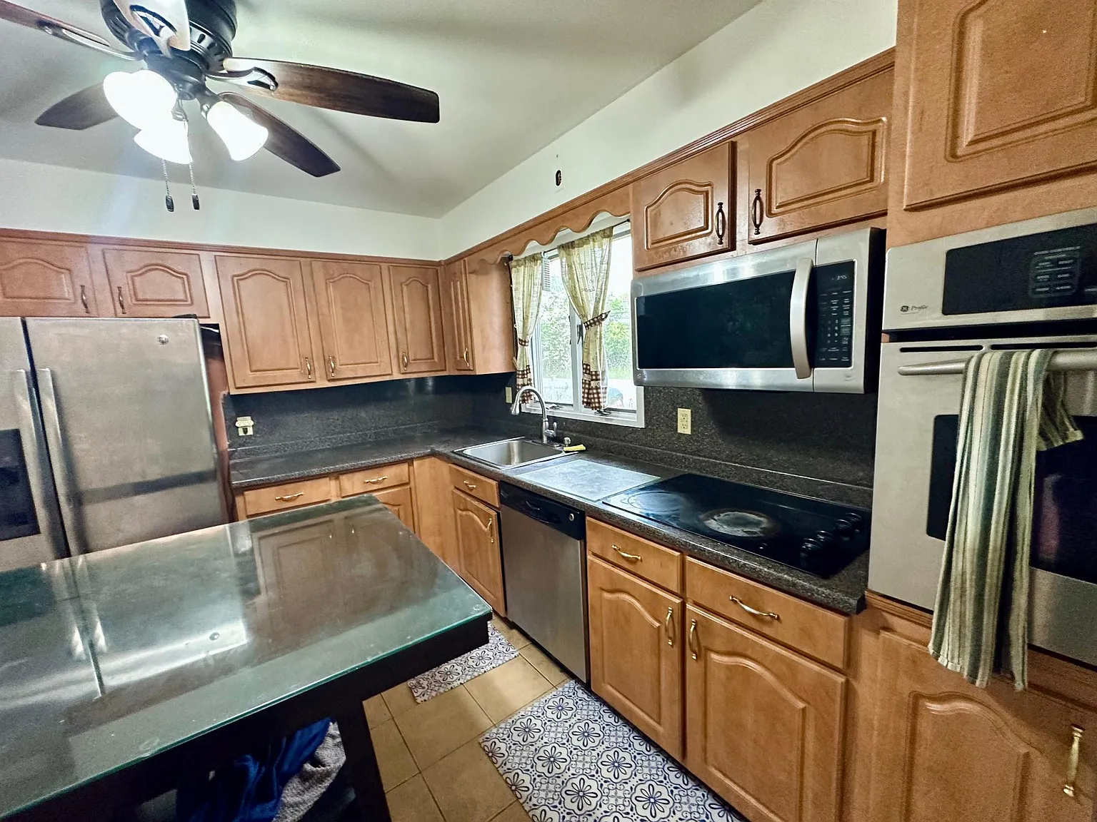 3 bed, 1200 sqft, $3,600 — Photo 2