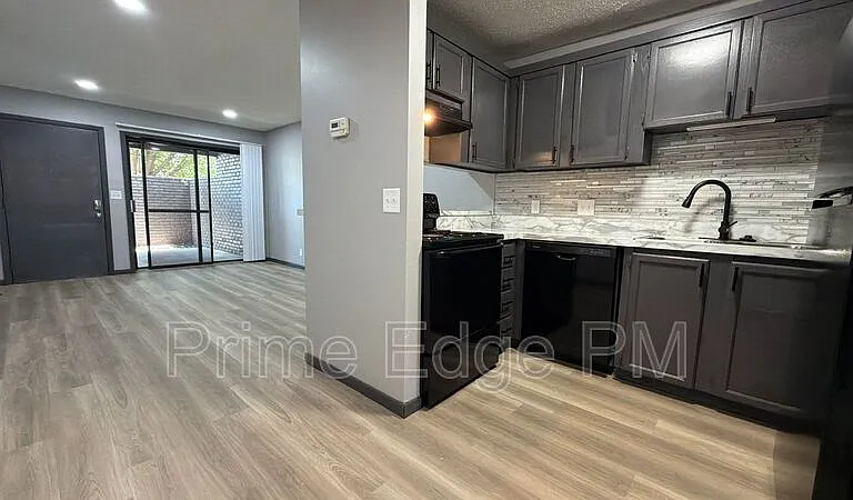 1121 N 28th St #6 — Photo 1