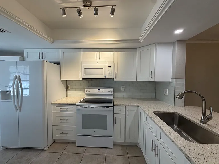 255 Paradise Blvd #10 — Photo 3