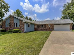 220 Crestwood Dr, Lincoln, IL 62656