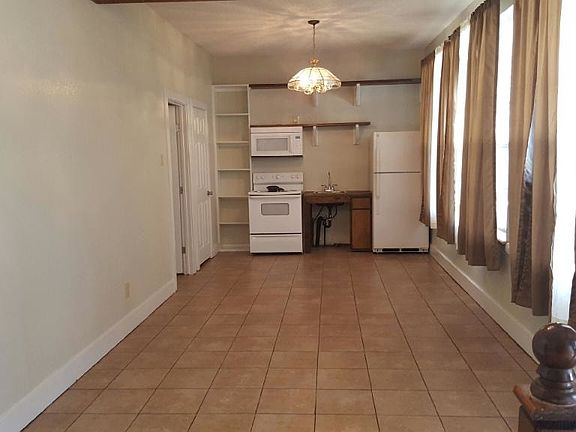 KITCHEN/LIVING