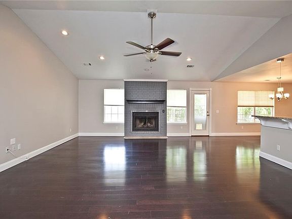 2nd image of 202 NW Orchard Way
