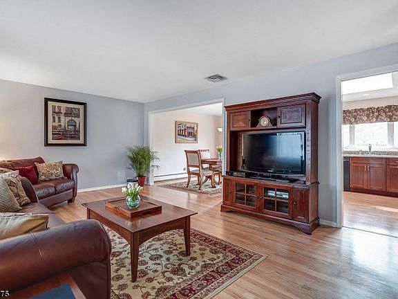 4th image of 72 Sykes Ave