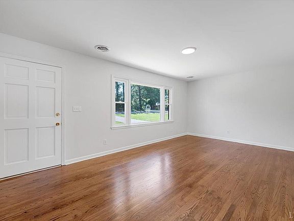 3rd image of 1002 Green Meadow Rd