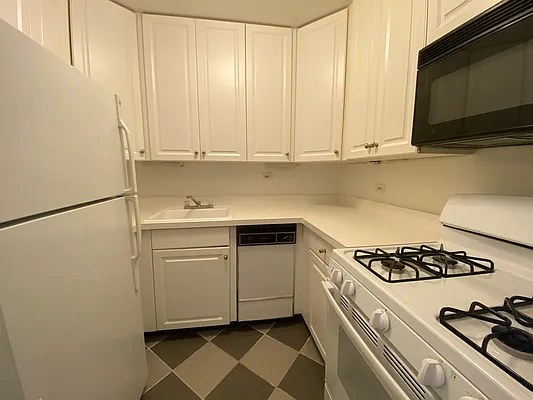 Rented by Stonehenge NYC LLC | media 3