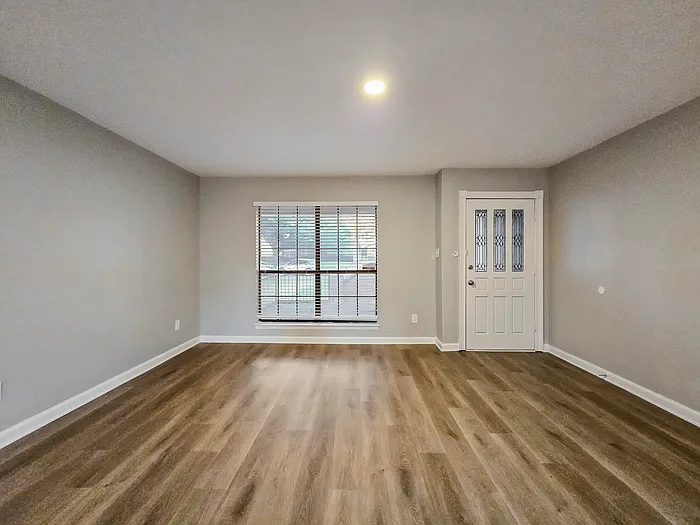 3 bed, 2.0 bath, 1726 sqft, $2,295 — Photo 3