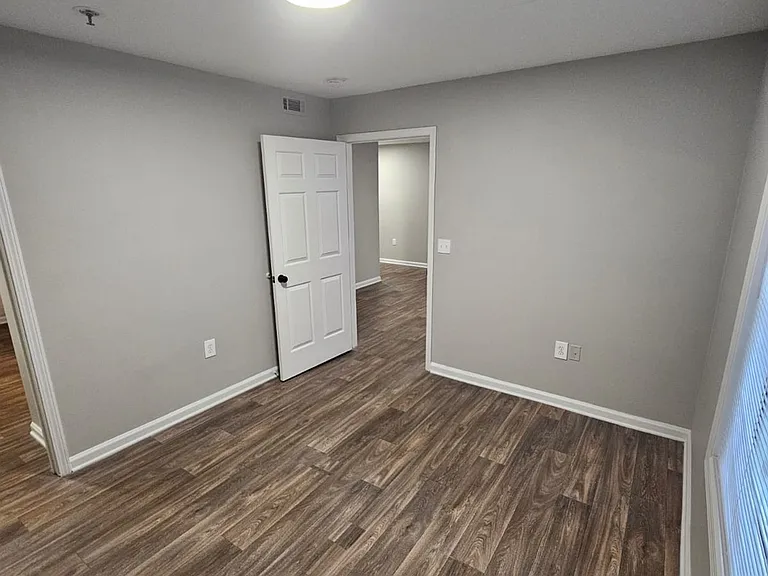 Chelsea Court Apartments — Photo 4