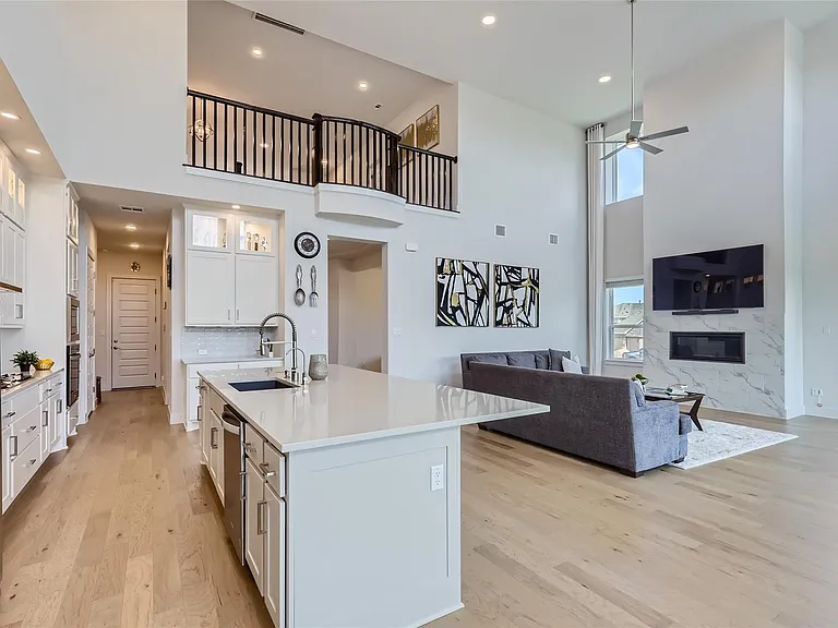 704 Palamos Dr — Photo 11