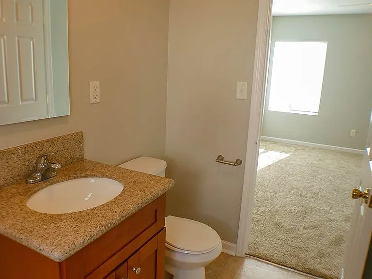 810-812.5 Niantic Ct — Photo 15