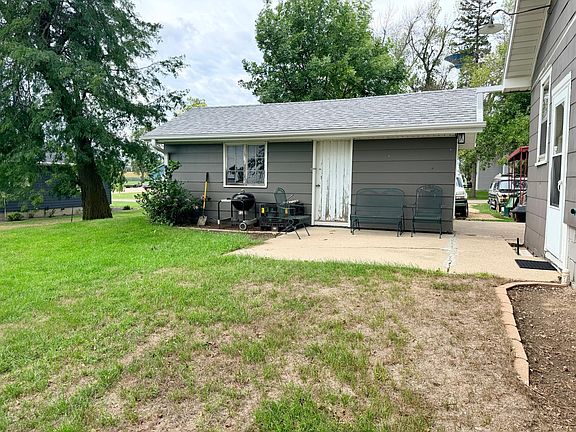 3rd image of 330 E 4th St