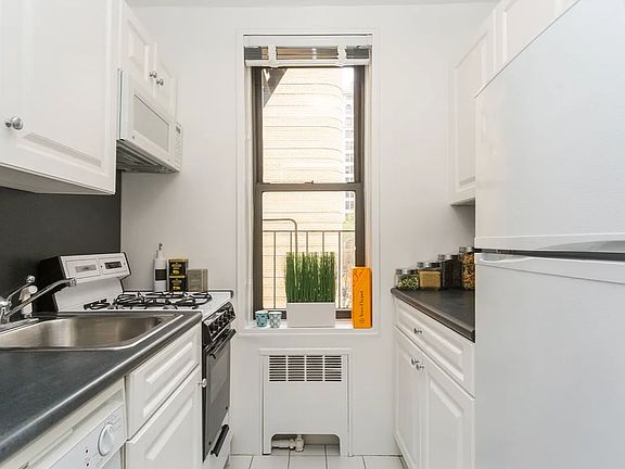 2nd image of 85 4th Ave APT 6DD