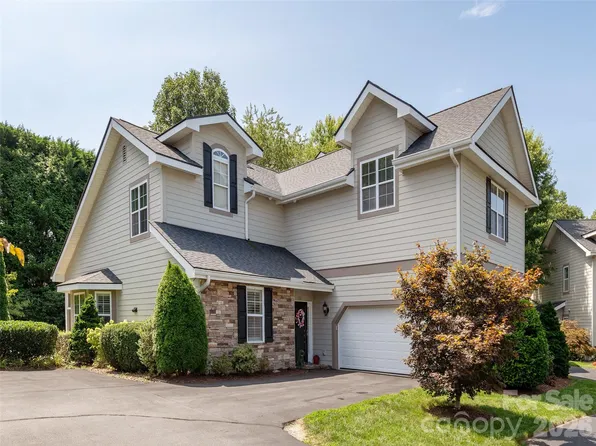 133 Towne Place Dr, Hendersonville, NC 28792