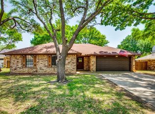 2520 Sunshine Ct, Bedford, TX 76021