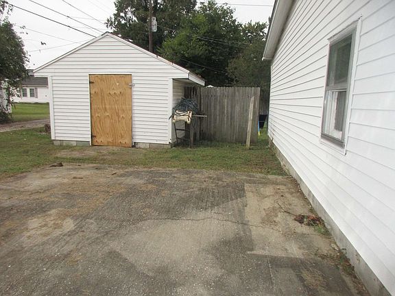 3rd image of 1325 Bayou St