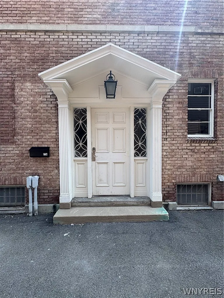 2 bed, 1.0 bath, 1537 sqft, $2,350 — Photo 2