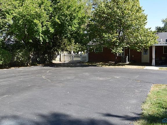 3rd image of 1010 Hickory St