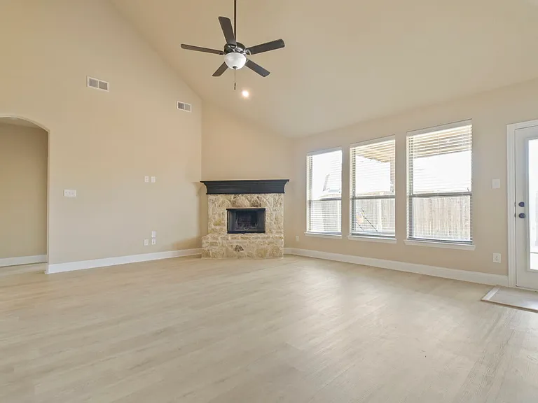 237 Frontier Dr — Photo 4