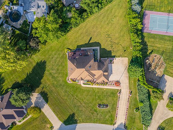 3rd image of 284 Barrington Ln