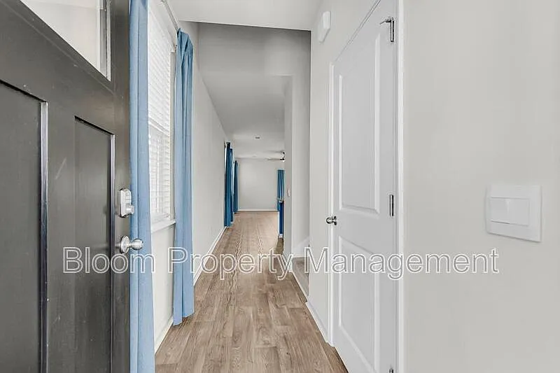 4 bed, 2.5 bath, 2203 sqft, $2,650 — Photo 4