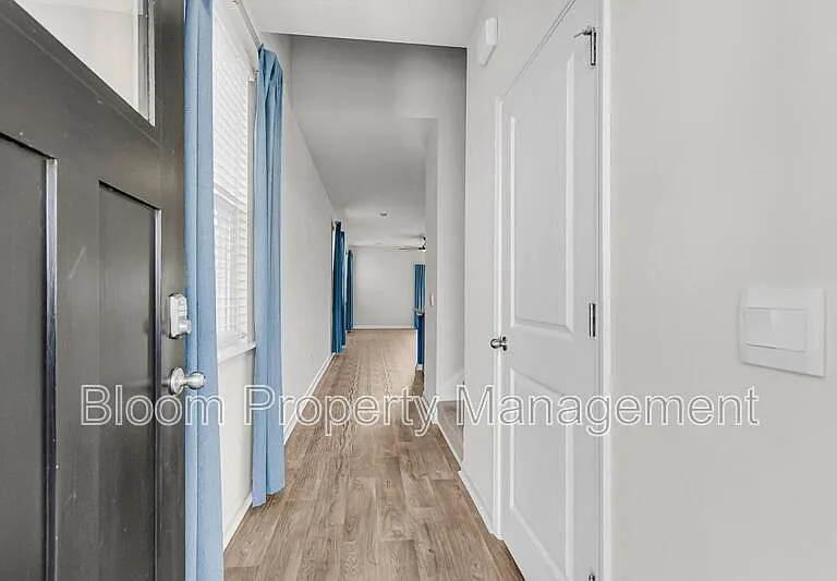 828 Lilyford Ln — Photo 4