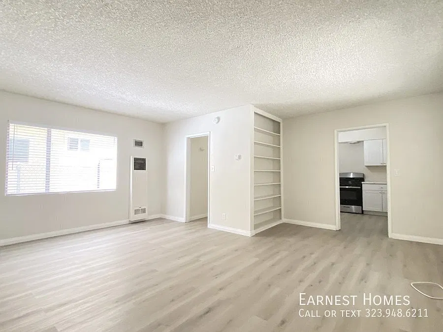 Newly Renovated Studio with Parking and Laundry On-site — Photo 4