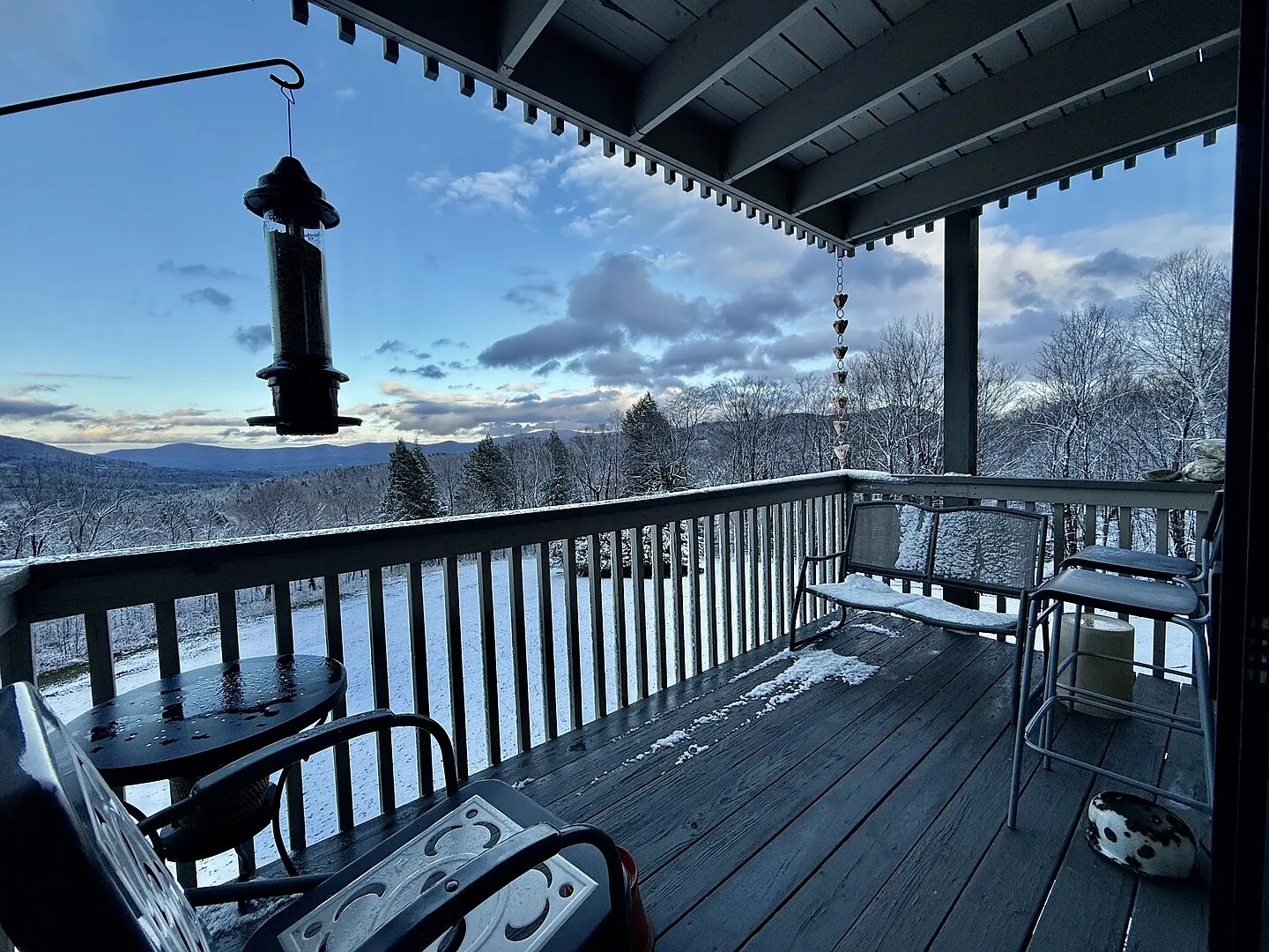 Charming condo in a desirable location with picturesque views — Photo 1