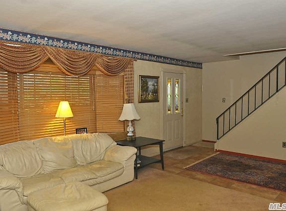 4th image of 34 Stratton Ln