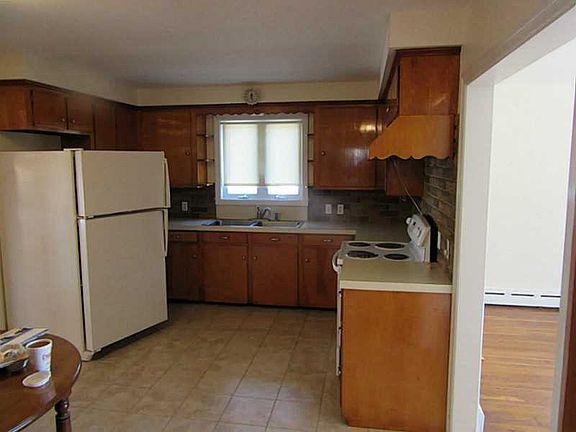 5th image of 52 W Warwick Ave