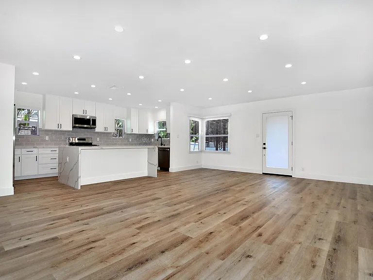 6363 N Darby Ave — Photo 4