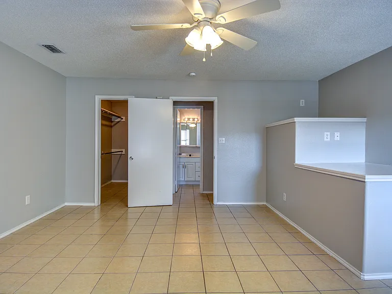Las Violetas Apartments — Photo 8