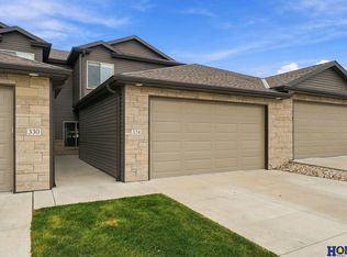 324 Half Moon Dr, Lincoln, NE 68527