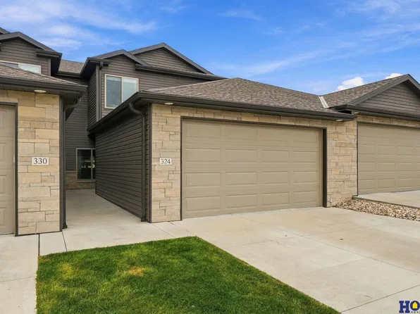 324 Half Moon Dr, Lincoln, NE 68527