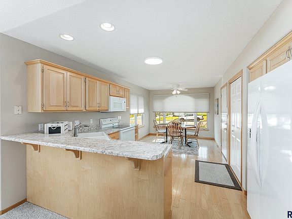 4th image of 1206 E 61st St